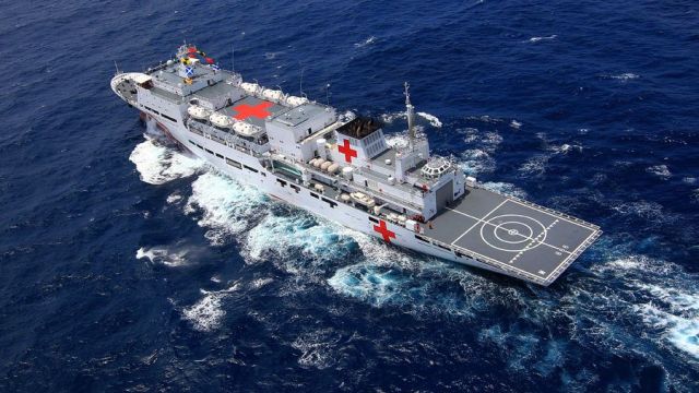当地时间9月15日，执行“和谐使命—2010”任务的中国“和平方舟”号医院船航行5300余海里驶抵亚丁湾。2天后，医院船将与正在亚丁湾海域执行护航任务的中国海军第六批舰艇编队会合，展开全方位的医疗服务。